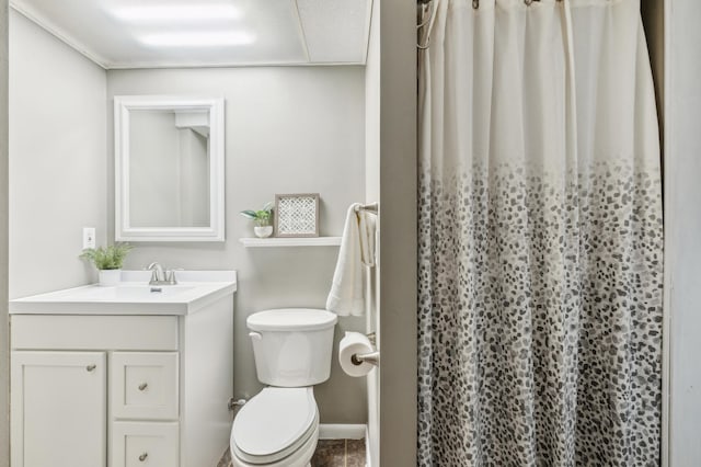 full bathroom featuring toilet, baseboards, vanity, and a shower with shower curtain