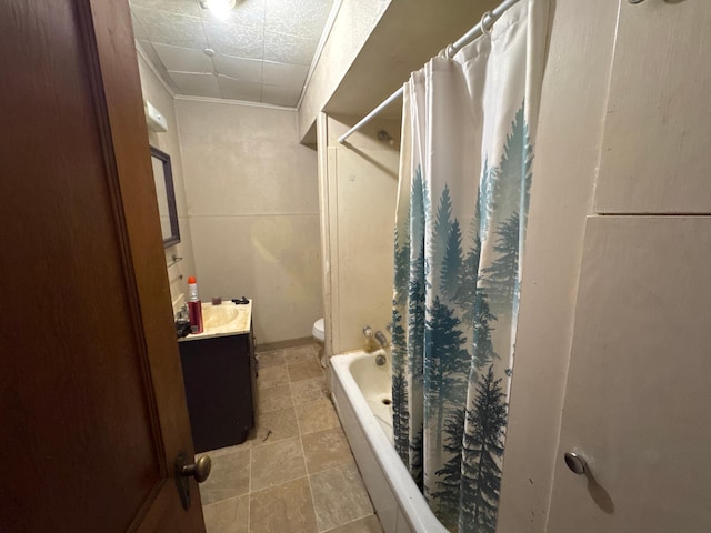 2526 Garnet Ave, Slayton, MN 56172 - full bath with toilet, tile patterned floors, vanity, and shower / bathtub combination with curtain