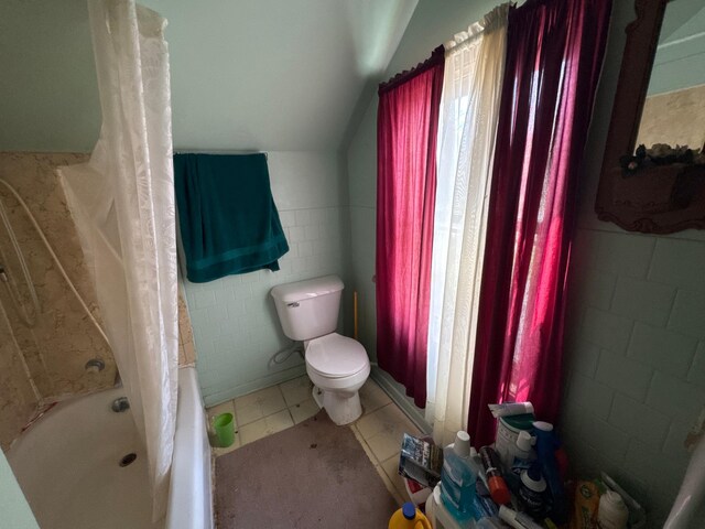 2526 Garnet Ave, Slayton, MN 56172 - bathroom with lofted ceiling, toilet, and shower / bathtub combination with curtain