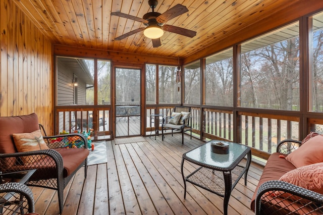 sunroom featuring outdoor lounge area and a ceiling fan