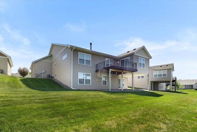 983 Aurora Cir, Red Wing, MN 55066 - rear view of house with a lawn