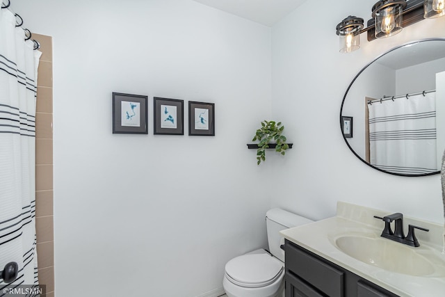 full bath featuring vanity, toilet, and a shower with shower curtain