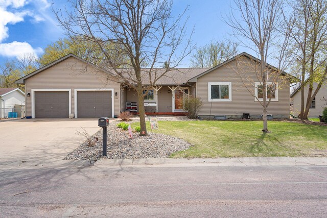 404 6th St NW, New Richland, MN 56072 - ranch-style home featuring a garage, driveway, and a front yard