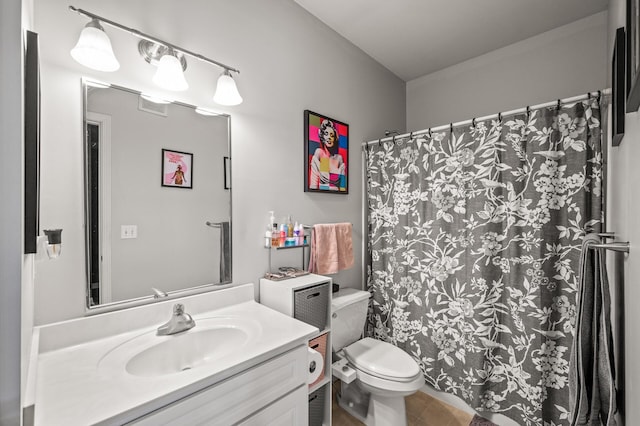 2803 38th St Unit 205, Minneapolis, MN 55406 - full bathroom with vanity, toilet, tile patterned floors, and a shower with curtain
