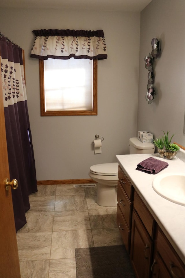 full bathroom with vanity, toilet, baseboards, and a shower with shower curtain