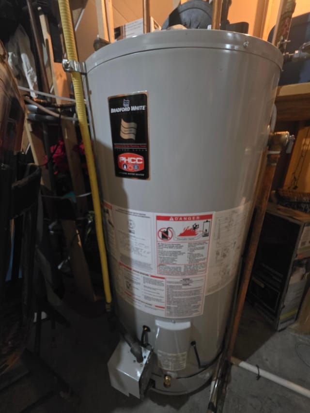1073 Harvest Way, Lake City, MN 55041 - utility room featuring water heater