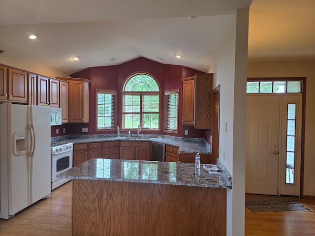 1073 Harvest Way, Lake City, MN 55041 - kitchen with white appliances, light wood-type flooring, plenty of natural light, a peninsula, and vaulted ceiling