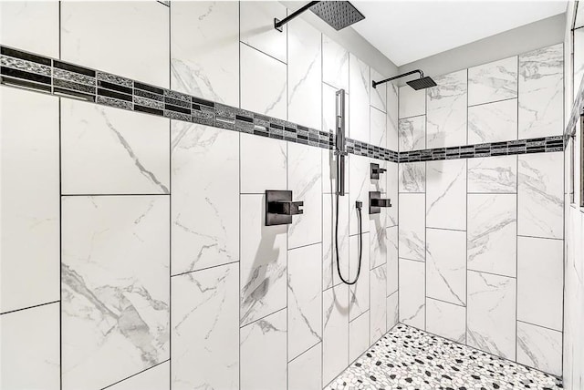 bathroom featuring tiled shower