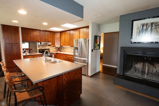 130 Woodcrest Dr N, Fargo, ND 58102 - kitchen with appliances with stainless steel finishes, a sink, recessed lighting, tasteful backsplash, and brown cabinetry
