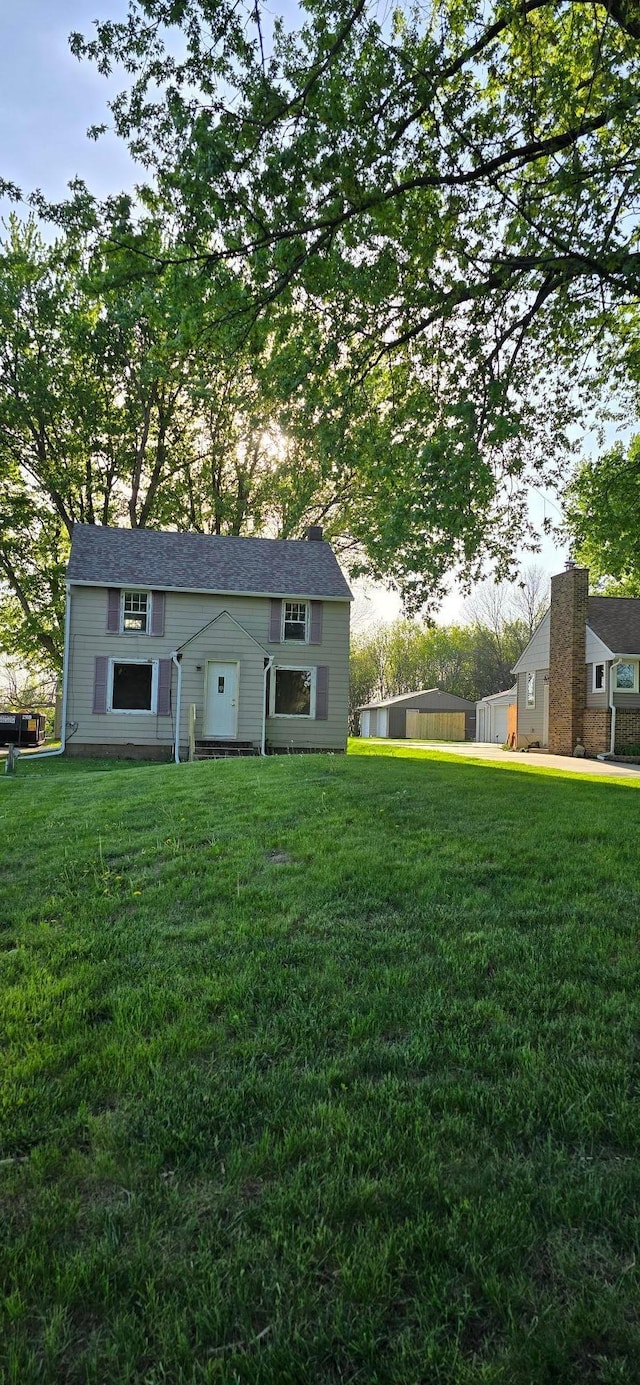 view of front facade with a front lawn