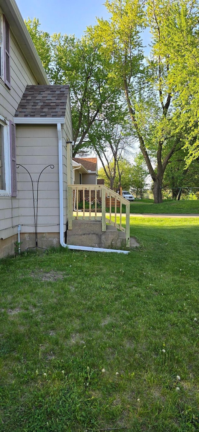 view of green lawn