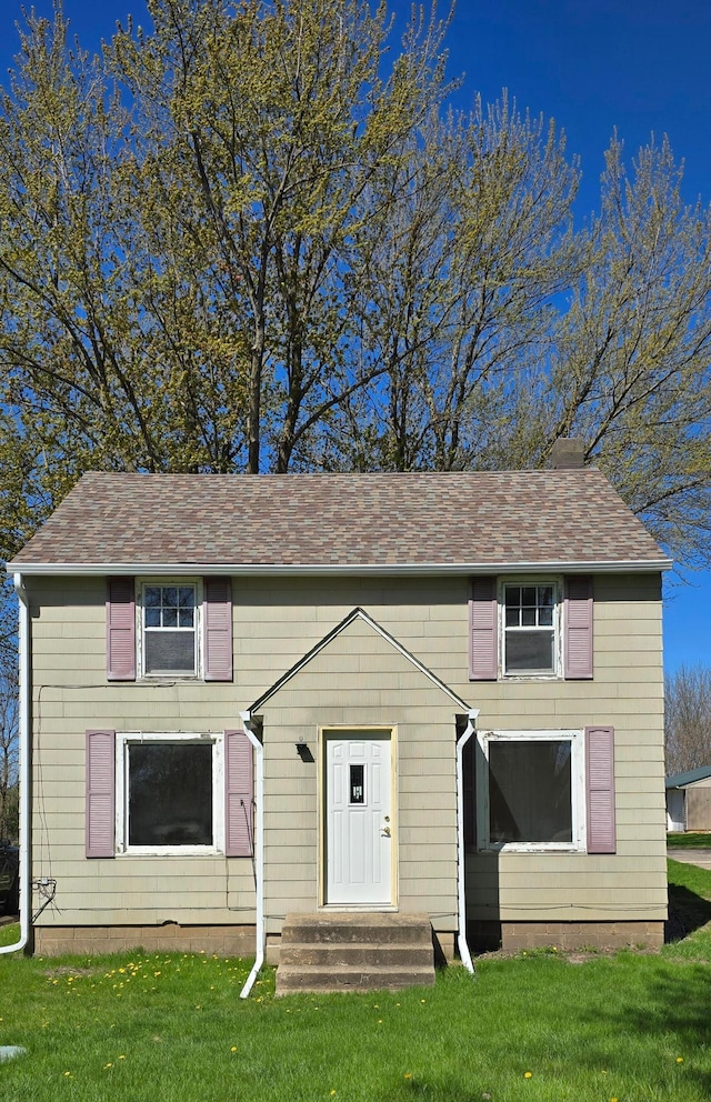 view of front of property featuring a front lawn