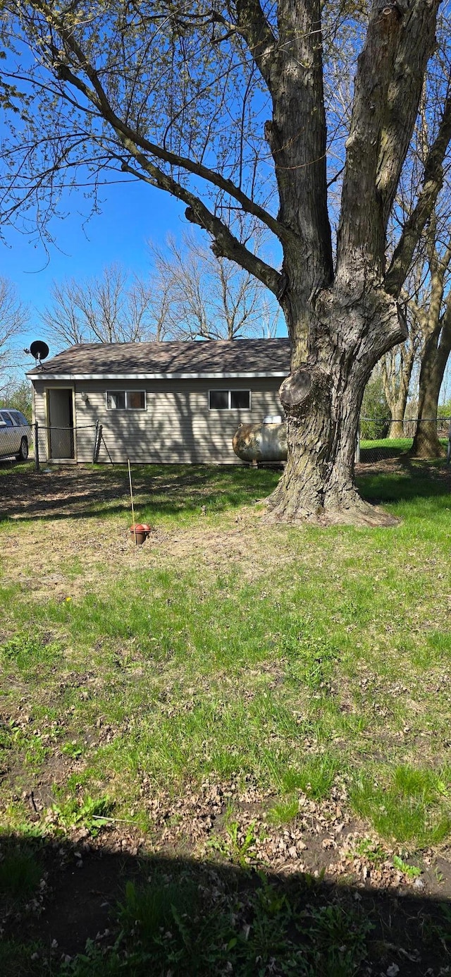 view of green lawn