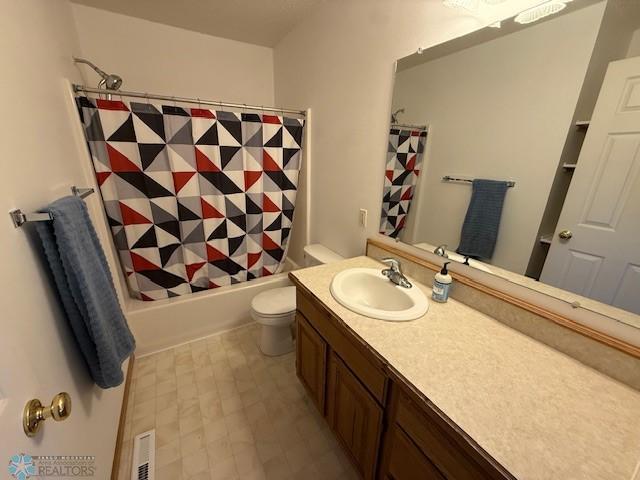408 Np Ct, Breckenridge, MN 56520 - bathroom with toilet, vanity, and shower / tub combo