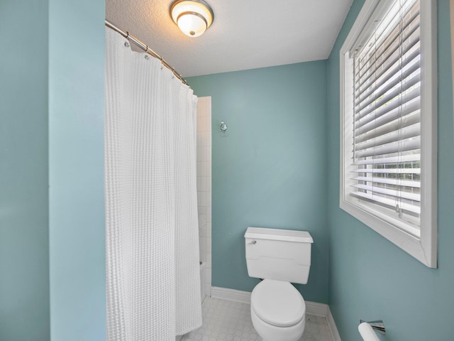 12576 Ridgewood Dr NW, Elk River, MN 55330 - full bath featuring toilet, shower / bathtub combination with curtain, tile patterned flooring, baseboards, and a textured ceiling