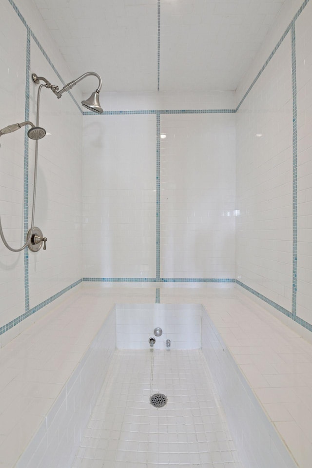 1721 Mount Curve Ave, Minneapolis, MN 55403 - full bathroom featuring tiled shower and basketball court