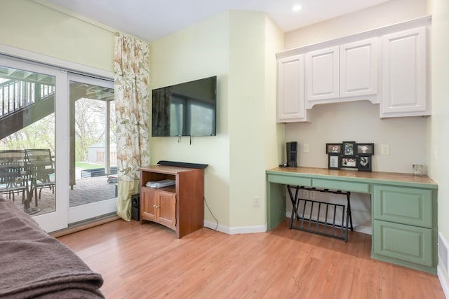 living area featuring light wood-type flooring, baseboards, and recessed lighting