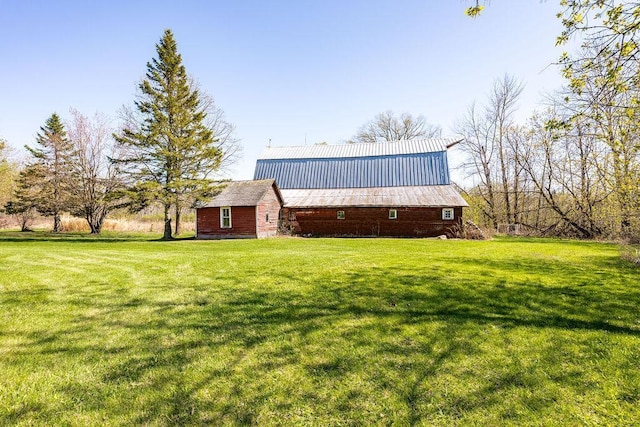view of grassy yard with an outbuilding