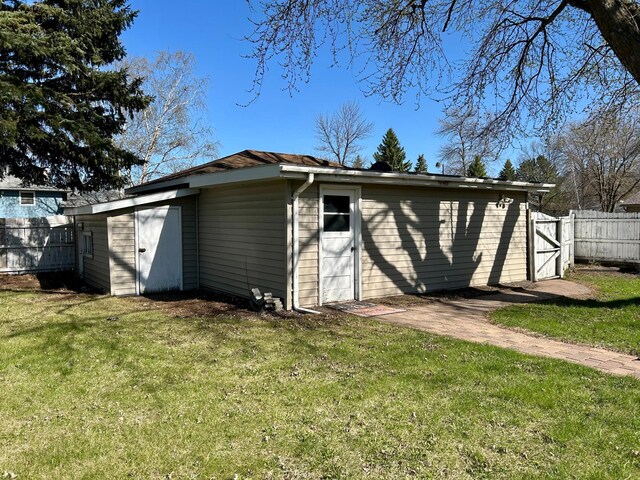view of outdoor structure with an outbuilding
