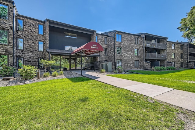 5140 102nd St Unit 111, Bloomington, MN 55437 - surrounding community with a lawn