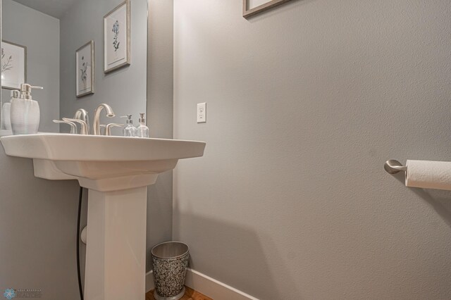bathroom with baseboards