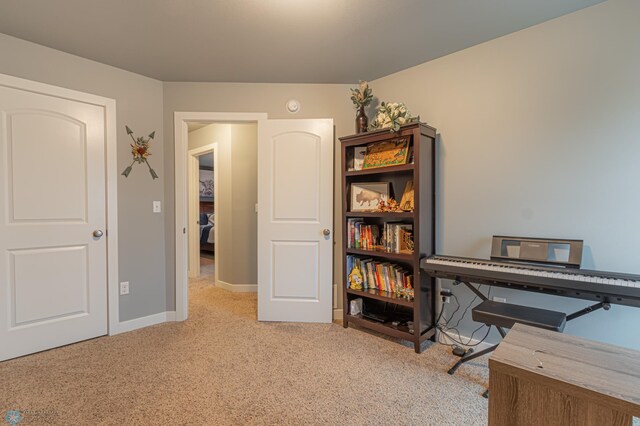living area with carpet floors and baseboards