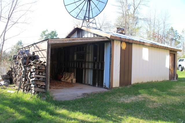 view of outdoor structure with an outbuilding
