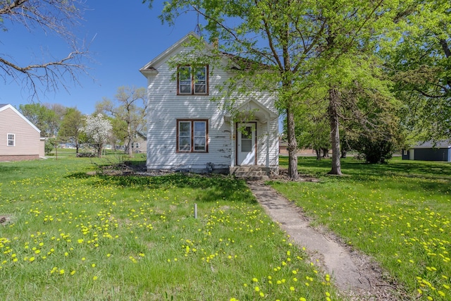 414 4th St, Winthrop, MN 55396 - view of front facade featuring a front lawn