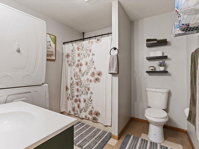 611 3rd St SW, Crosby, MN 56441 - bathroom featuring stacked washer / drying machine, a textured ceiling, toilet, baseboards, and a shower with curtain