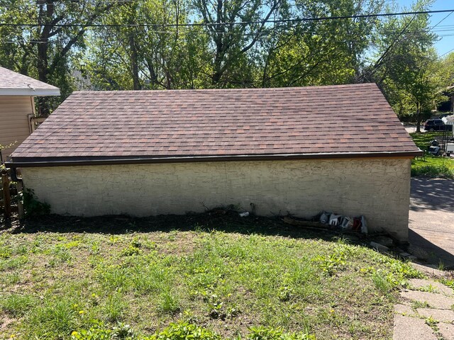 1008 4th St E, Saint Paul, MN 55106 - view of side of property featuring a shingled roof and a yard