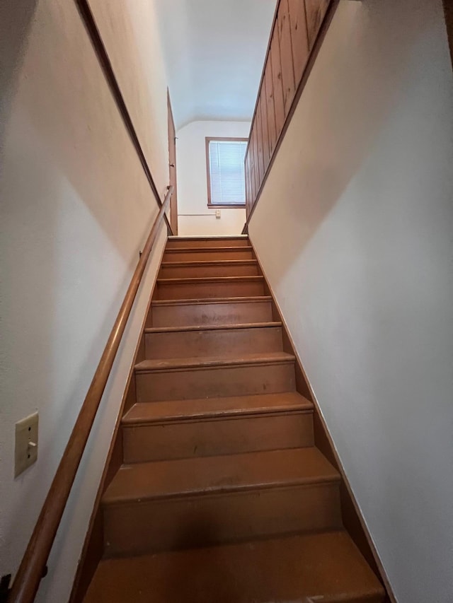 1008 4th St E, Saint Paul, MN 55106 - view of staircase