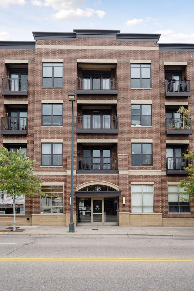 view of apartment building / complex