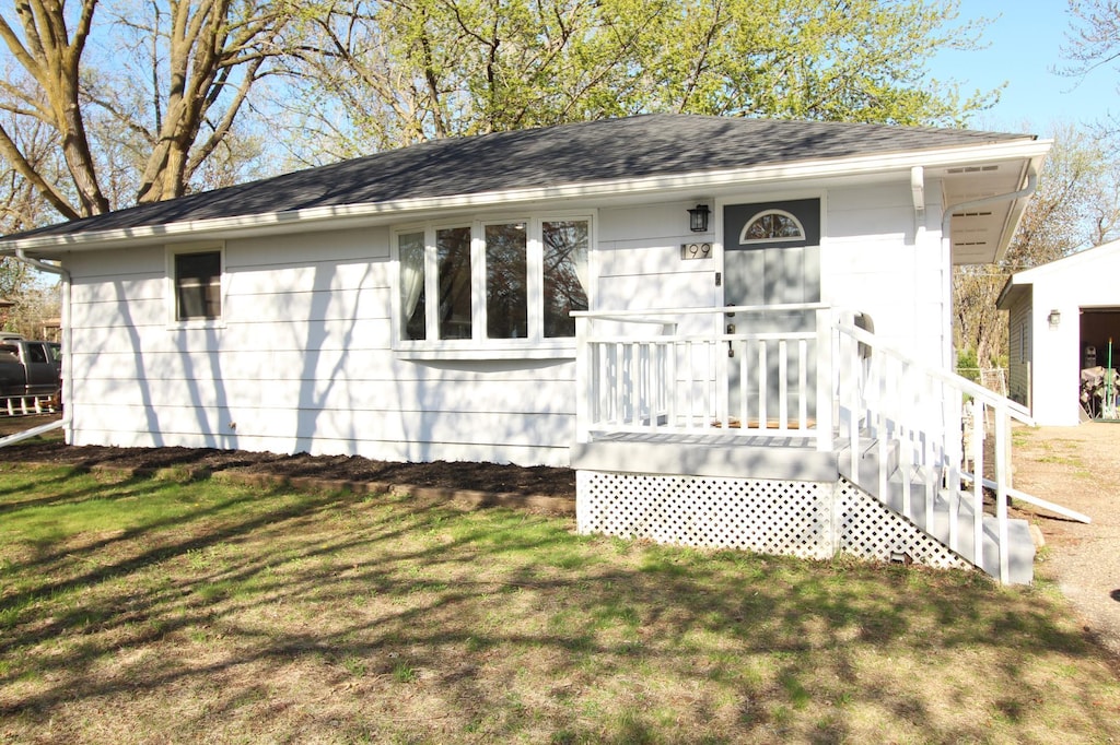 199 Greenway Ave N, Oakdale, MN 55128 - rear view of house featuring a shingled roof and a yard