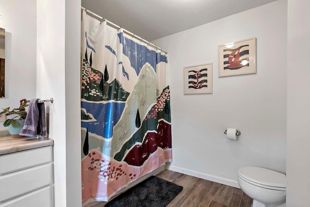 706 Broad St, Mankato, MN 56001 - bathroom featuring toilet, wood finished floors, baseboards, and a shower with curtain