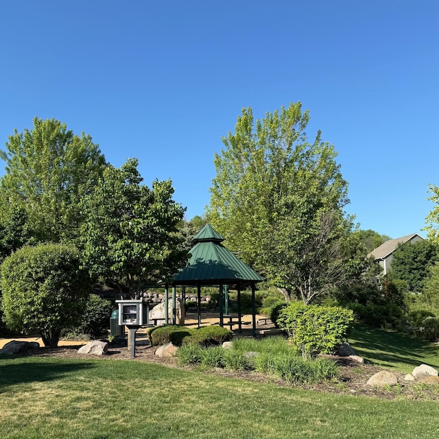 8172 Virginia Ln, Savage, MN 55378 - surrounding community featuring a gazebo and a yard