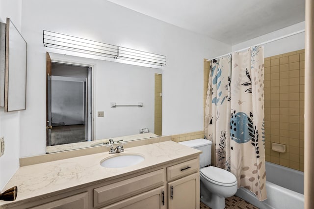 2700 Oxford St N Unit 102, Roseville, MN 55113 - full bath featuring toilet, shower / bath combination with curtain, and vanity