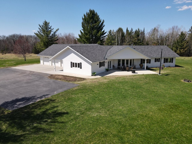 view of front of house with driveway and a front yard