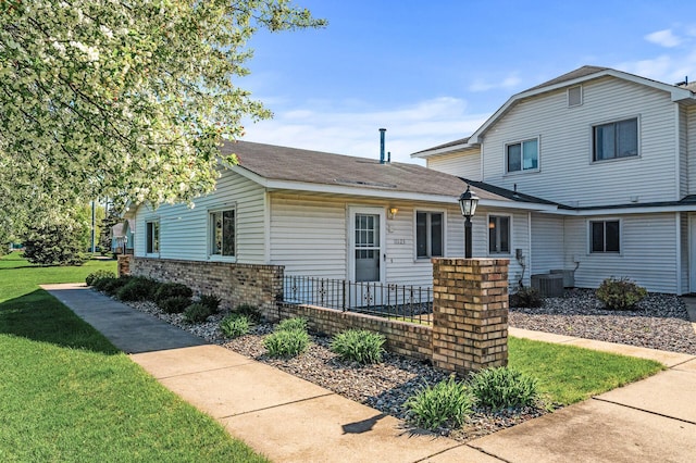 11123 Drake St NW, Coon Rapids, MN 55433 - view of front facade featuring a front yard and a shingled roof