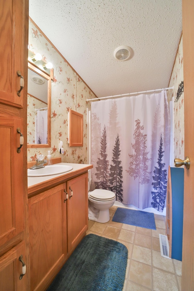 bathroom featuring wallpapered walls, a textured ceiling, vanity, toilet, and curtained shower