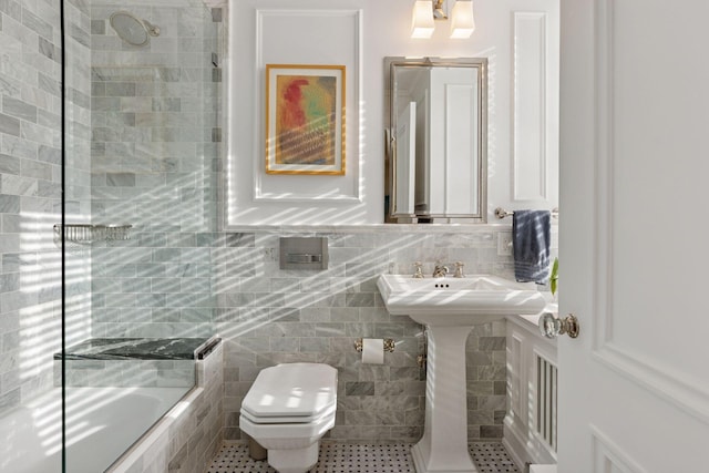 510 Groveland Ave Unit 304, Minneapolis, MN 55403 - full bathroom featuring tiled shower / bath combo, tile patterned floors, tile walls, toilet, and a sink
