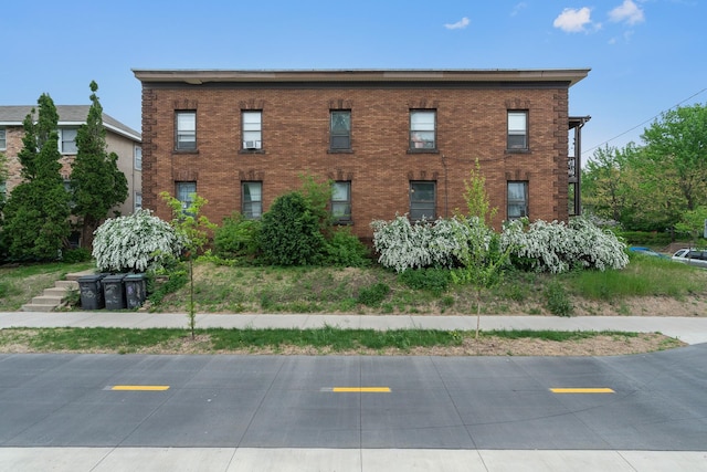 822 35th St, Minneapolis, MN 55408 - view of property with uncovered parking