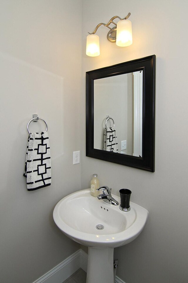 19587 Hammock Ave, Lakeville, MN 55044 - bathroom featuring baseboards and a sink