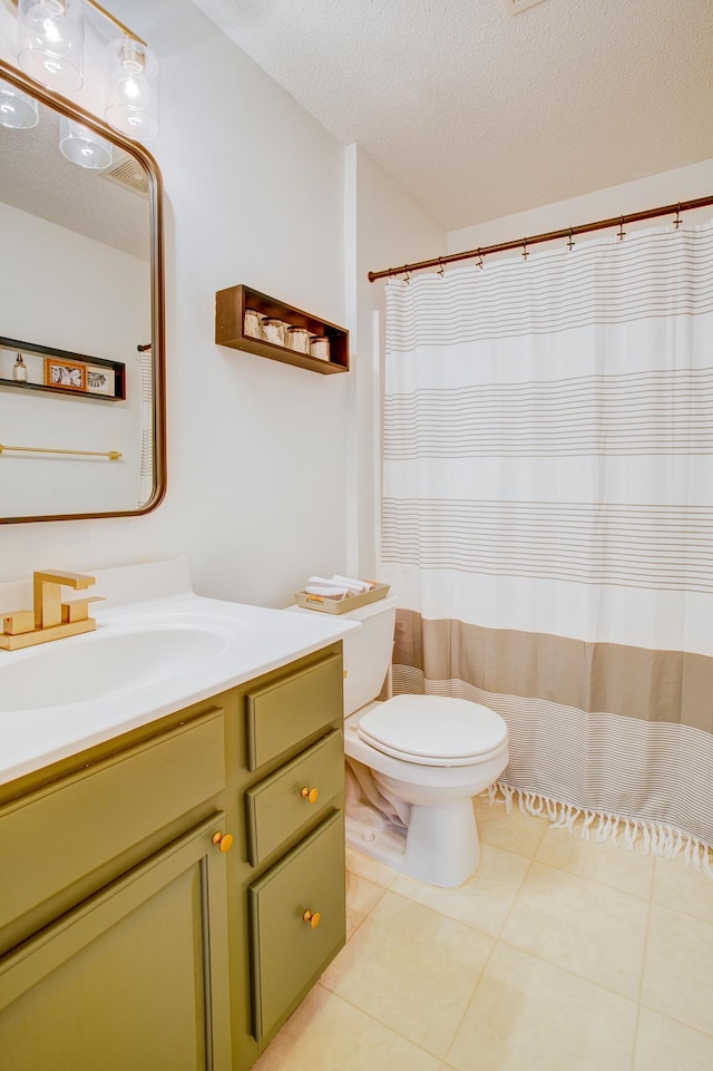 full bath featuring tile patterned flooring, toilet, vanity, a textured ceiling, and a shower with curtain