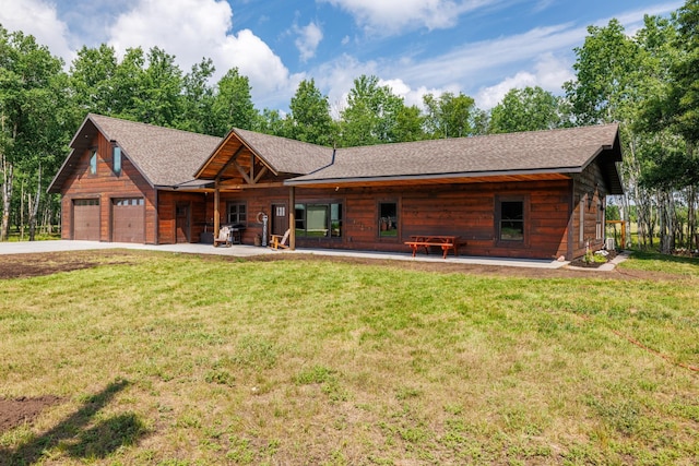 view of front facade featuring a shingled roof, concrete driveway, and a front lawn
