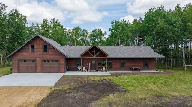 view of front of house featuring concrete driveway, a front lawn, a garage, and view of scattered trees