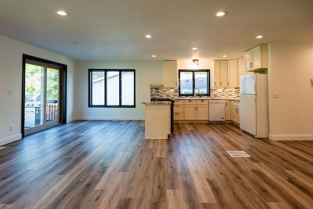 408 19th St NW, Willmar, MN 56201 - kitchen with white appliances, baseboards, open floor plan, recessed lighting, and a textured ceiling