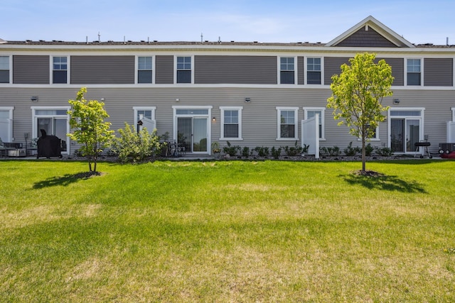 1836 Tyrone Dr, Shakopee, MN 55379 - back of property featuring a lawn