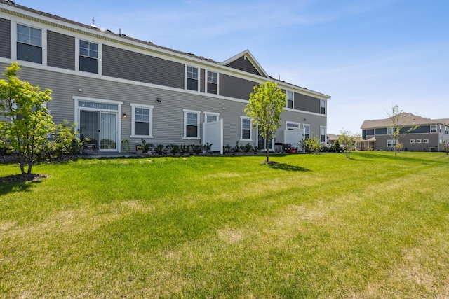1836 Tyrone Dr, Shakopee, MN 55379 - rear view of property with a lawn