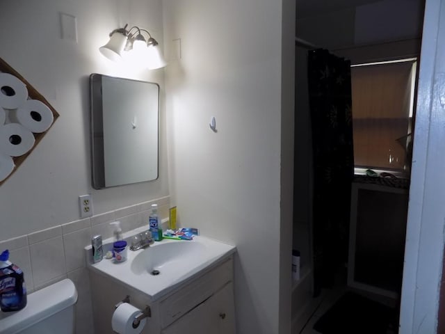 full bath with curtained shower, toilet, and vanity