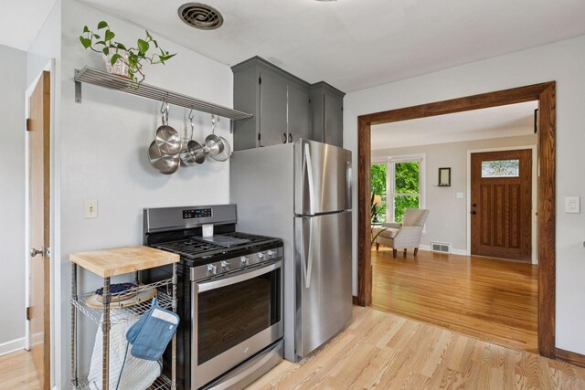 805 California Ave W, Saint Paul, MN 55117 - kitchen featuring stainless steel appliances, light wood-style floors, and baseboards